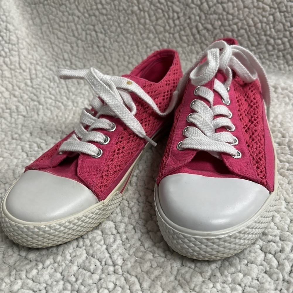 Girls Airwalk shoes/ sneaker, pink lace, white trim, size 6, good condition!